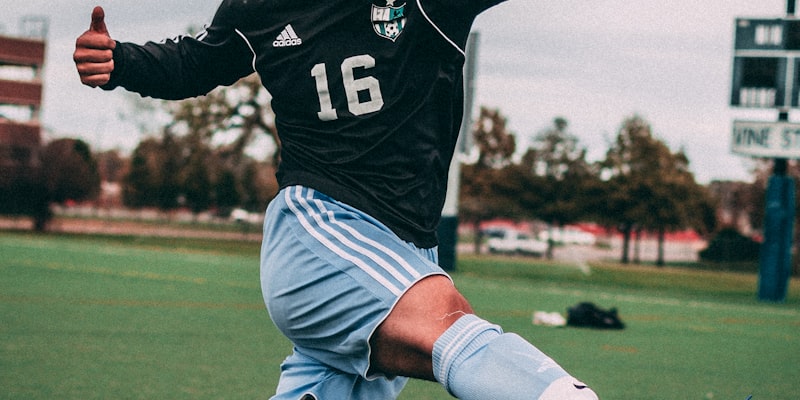 西班牙与葡萄牙球员在世界杯赛场上激烈对抗