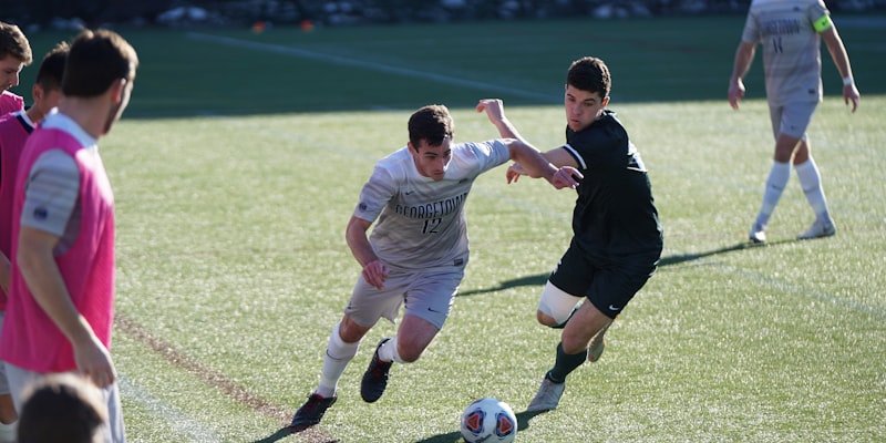 世界杯裁判组在比赛中使用VAR视频助理裁判系统